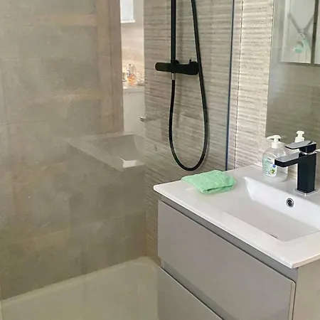 F2 Avec Terrasse, Proche Centre Et Cures - Amelie-les-bains - Fr-1-703-41