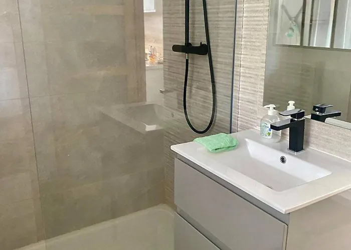 F2 Avec Terrasse, Proche Centre Et Cures - Amelie-les-bains - Fr-1-703-41